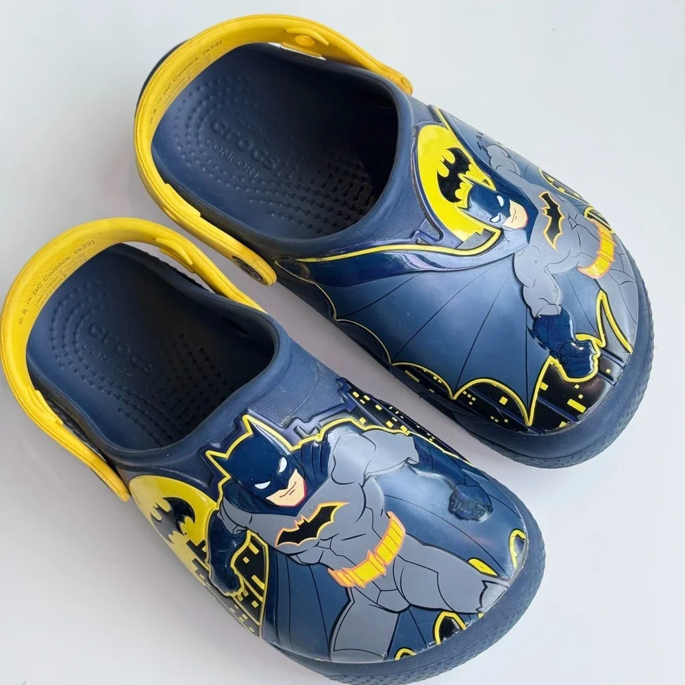 Crocs Kids Batman Clogs Navy‎ Unisex Size J2 EUC Superhero DC Shoes 2 Slides